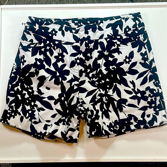Soft Surroundings Black White Floral Shorts stretchy fitted pull on petite small - Picture 1 of 15
